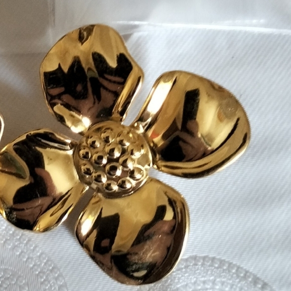 Nwt Heaven Mayhem Similar Non Tarnish Flower Earrings - Picture 2 of 5